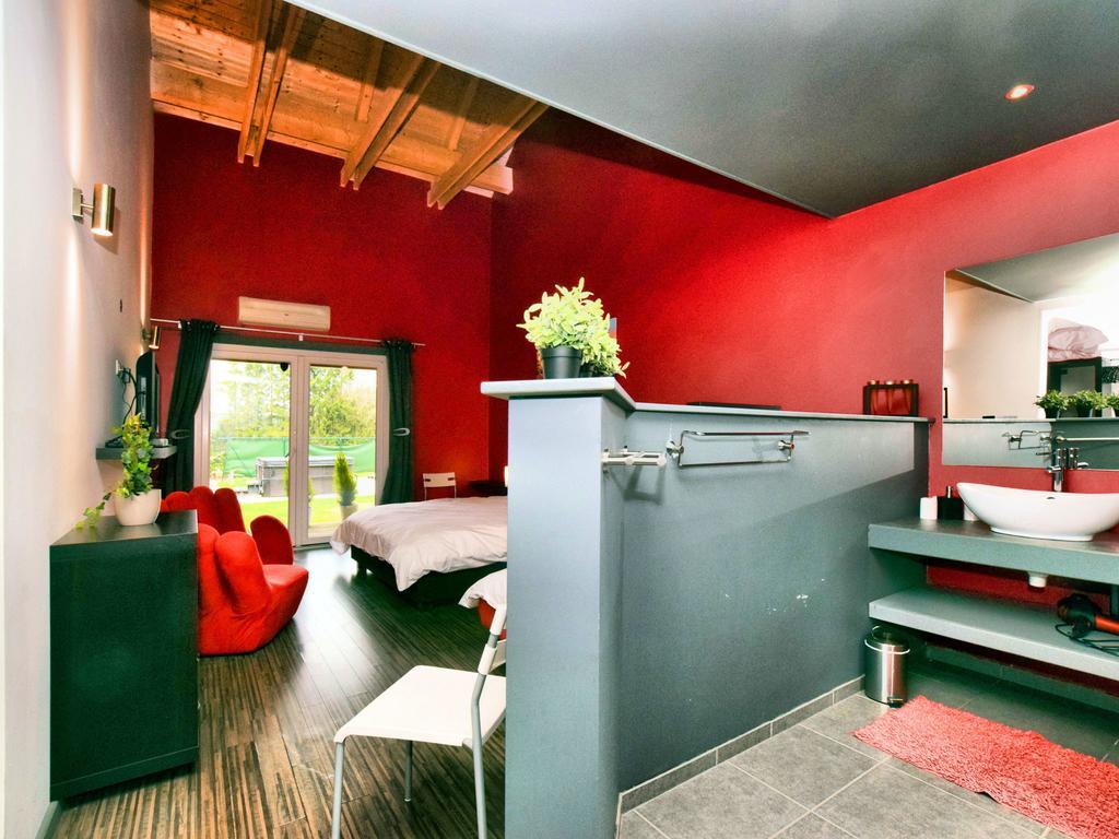 Beautiful Villa With Heated Outdoor Pool Manhay Bagian luar foto